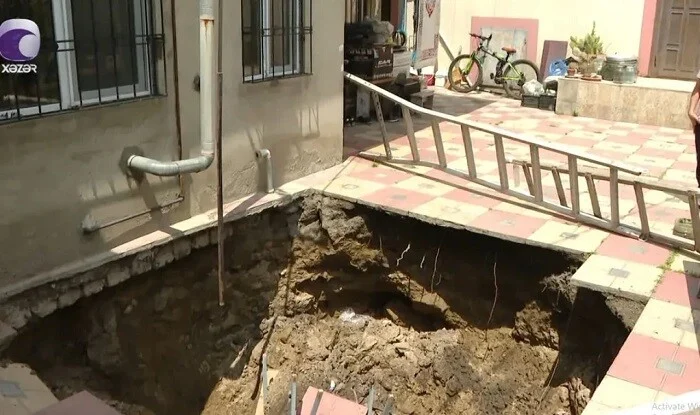 Bakıda evin mətbəxi kollektora düşdü