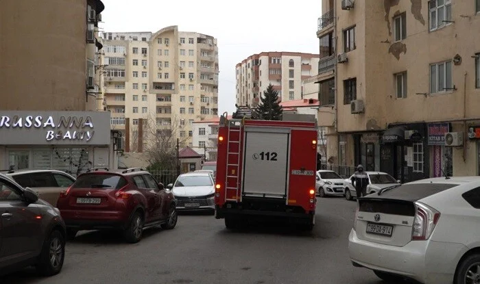 Yaşayış kompleksində yanğın: maşınlara ziyan dəydi
