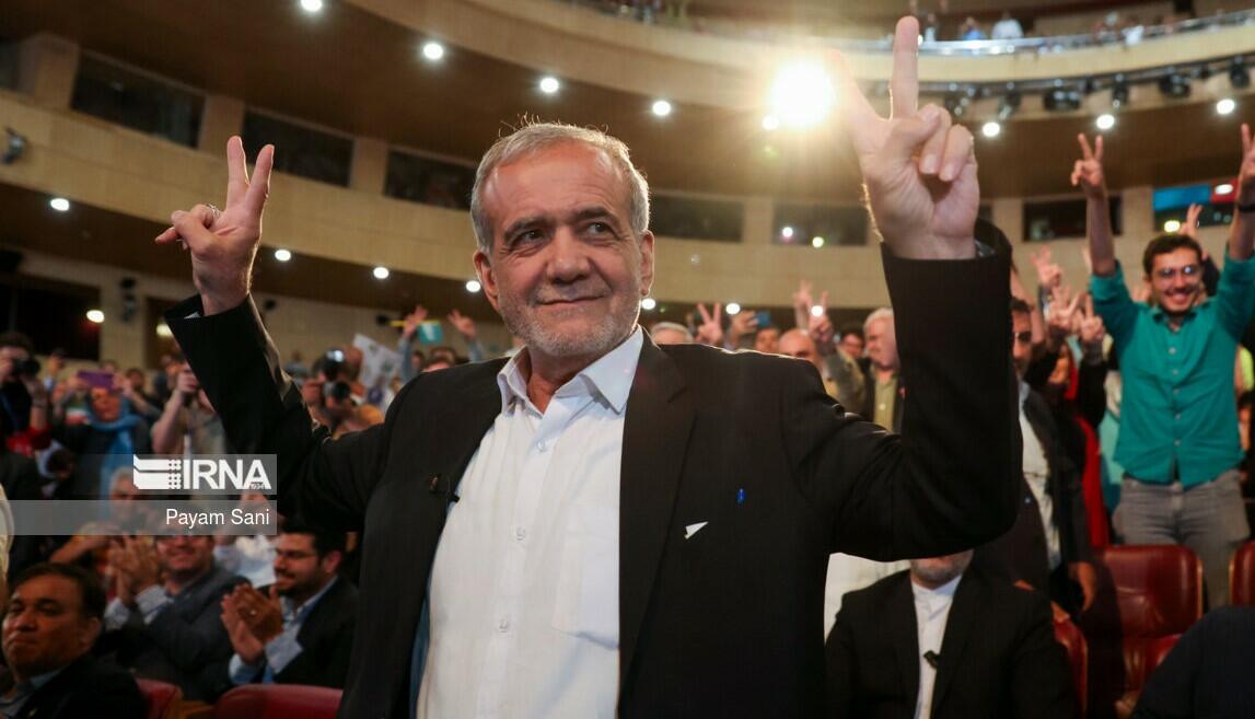 Pezeşkian Tehranın mərkəzində mitinqə çıxdı