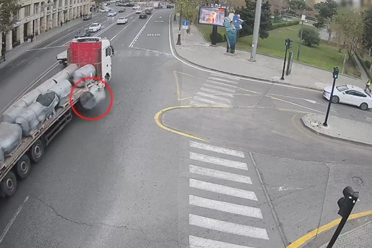 Bakıda yük avtomobilindən düşən çəllək faciəyə səbəb olacaqdı