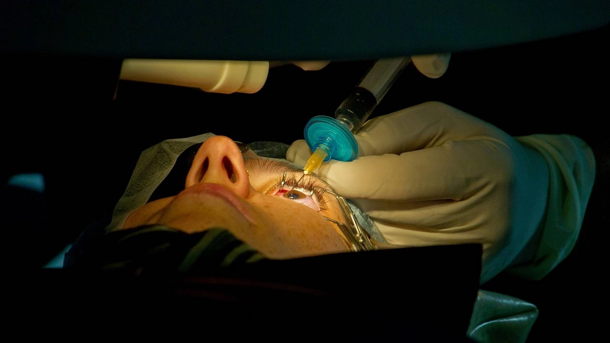 Çexiyada görmə qabiliyyətini bərpa etmək üçün yeni üsul - İnsanların gözlərinə kiçik teleskoplar yerləşdirilir