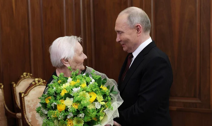 Müəlliməsi Putinə məsləhət verdi: Özünə sübut etməyə çalış
