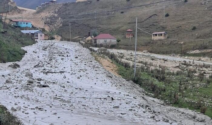Qusarda sel elektrik dirəklərini dağıtdı