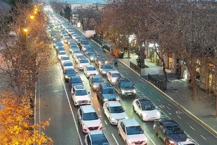 Bakının bir sıra yollarında sıxlıq yaşanır