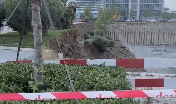 Bakı Ağ Şəhərdə torpaq sürüşməsi