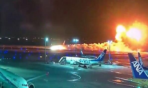 ABŞ-da təyyarə enərkən maşına çırpıldı: yaralılar var