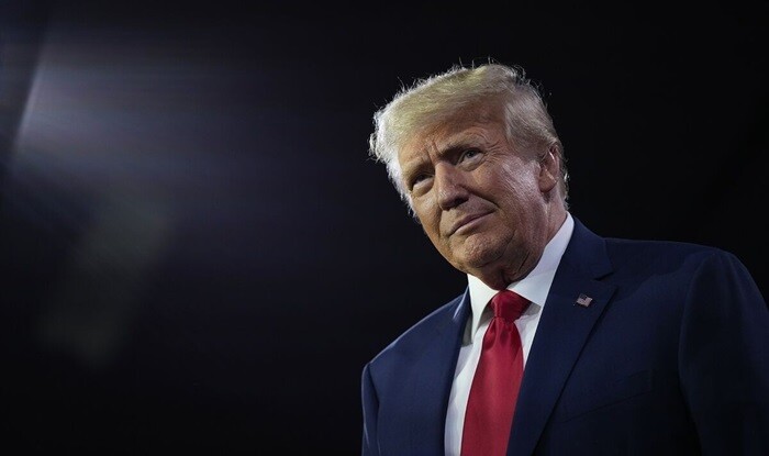 Tramp seçkiyə yaxın xalqı qarşısına aldı...